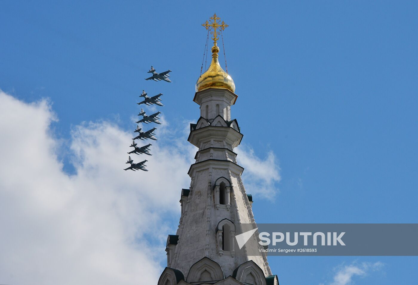 Moscow. Aircraft crews train for parade marking 70th anniversary of victory in the Great Patriotic War