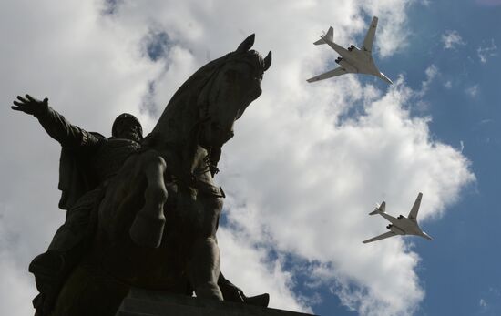 Moscow. Aircraft crews train for parade marking 70th anniversary of victory in the Great Patriotic War