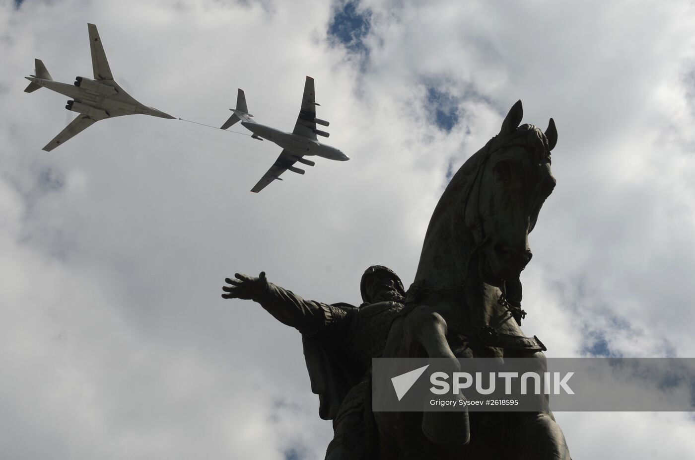 Moscow. Aircraft crews train for parade marking 70th anniversary of victory in the Great Patriotic War