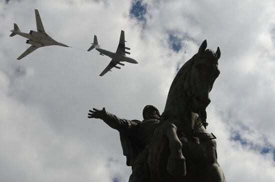 Moscow. Aircraft crews train for parade marking 70th anniversary of victory in the Great Patriotic War