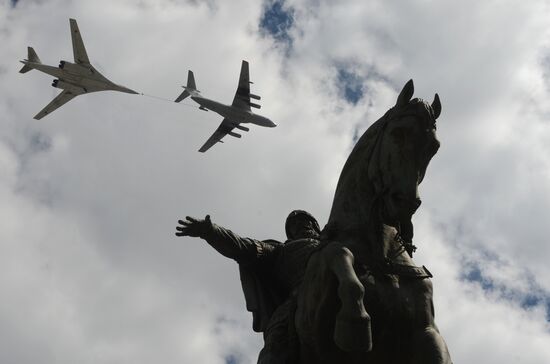 Moscow. Aircraft crews train for parade marking 70th anniversary of victory in the Great Patriotic War