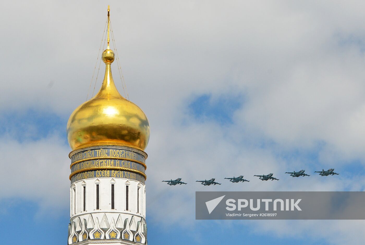 Moscow. Aircraft crews train for parade marking 70th anniversary of victory in the Great Patriotic War