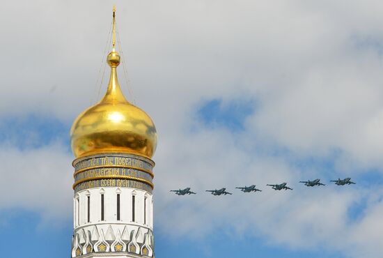Moscow. Aircraft crews train for parade marking 70th anniversary of victory in the Great Patriotic War