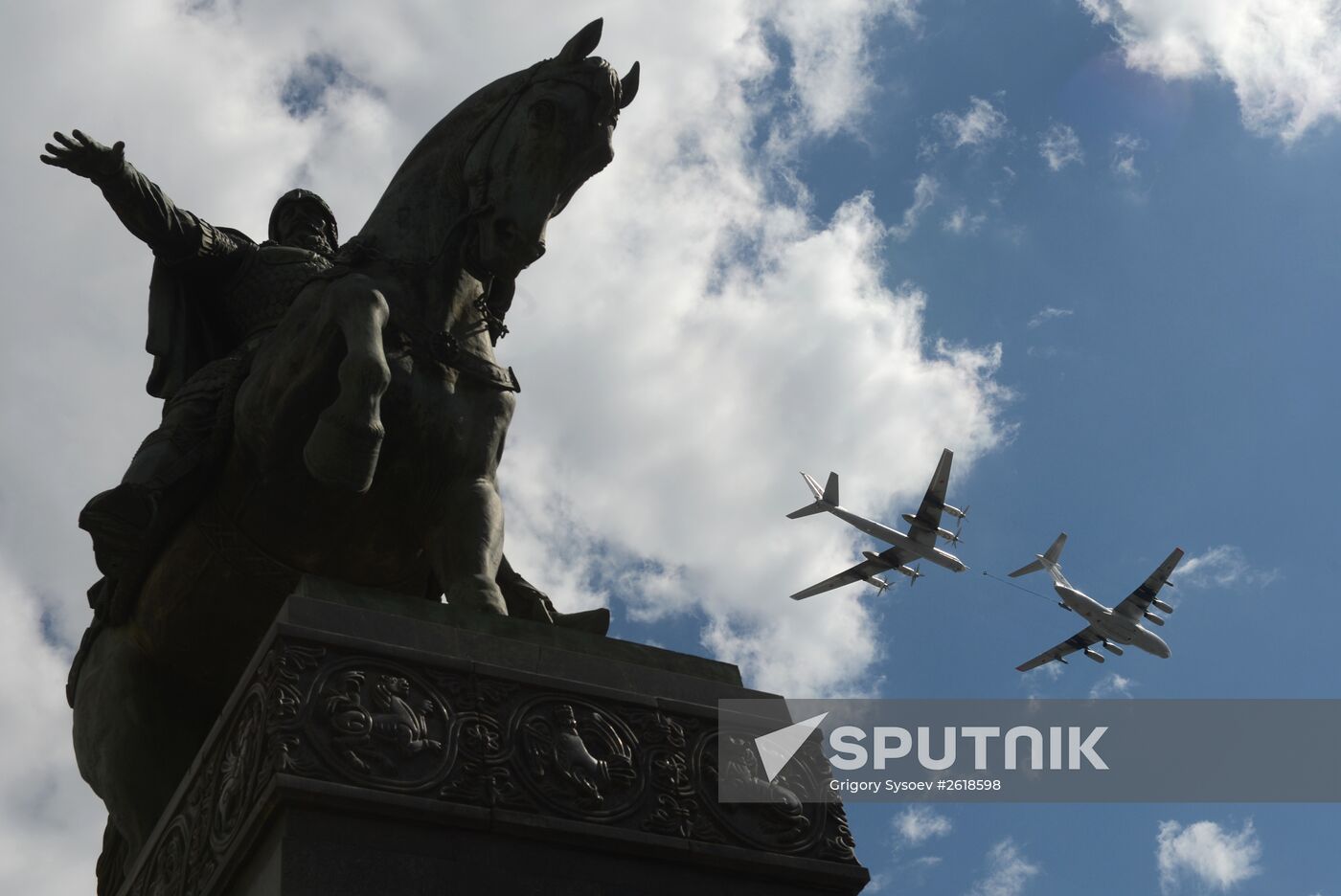 Moscow. Aircraft crews train for parade marking 70th anniversary of victory in the Great Patriotic War