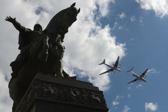 Moscow. Aircraft crews train for parade marking 70th anniversary of victory in the Great Patriotic War