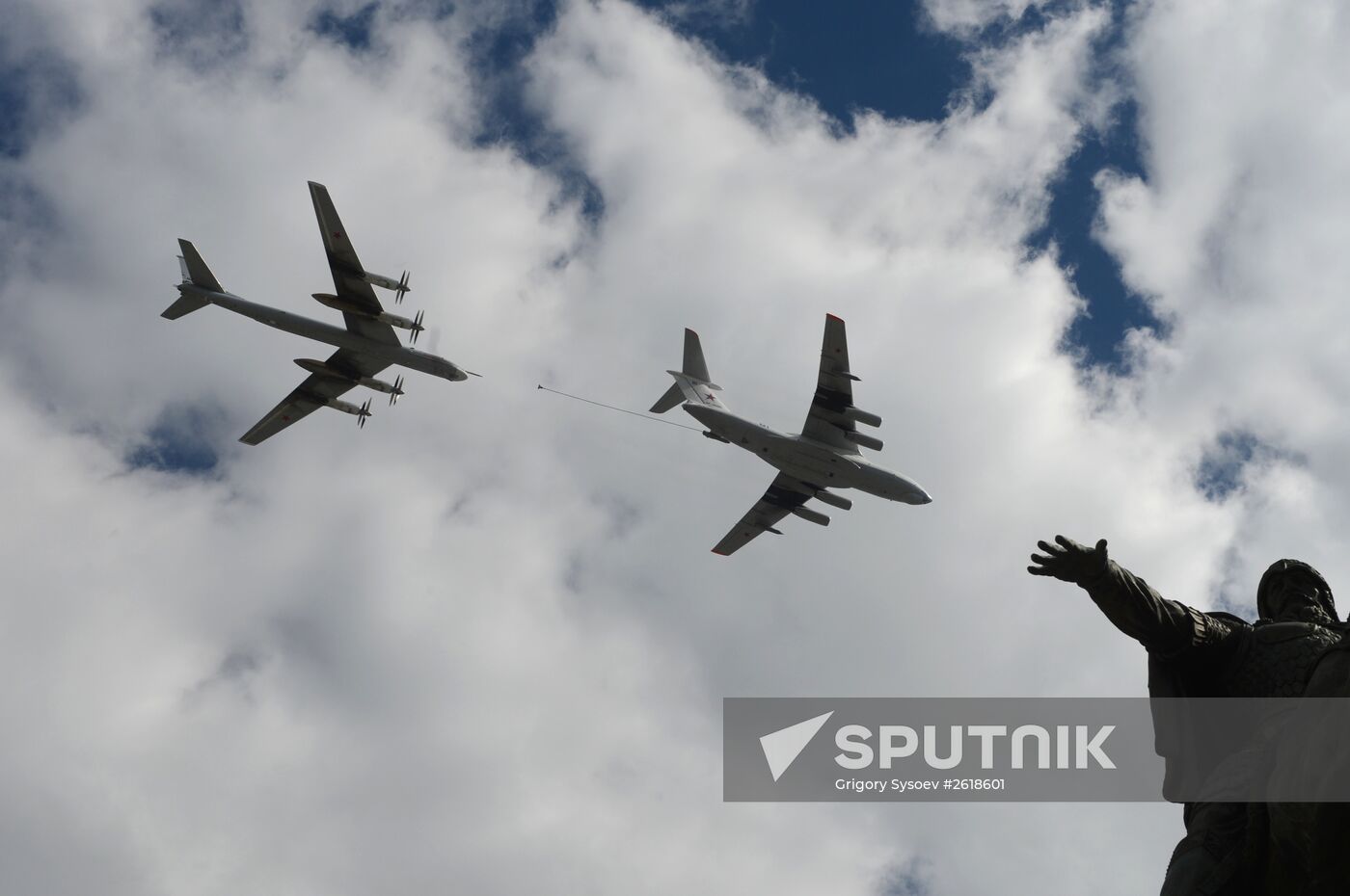 Moscow. Aircraft crews rehearse for parade marking 70th anniversary of victory in the Great Patriotic War