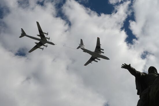 Moscow. Aircraft crews rehearse for parade marking 70th anniversary of victory in the Great Patriotic War