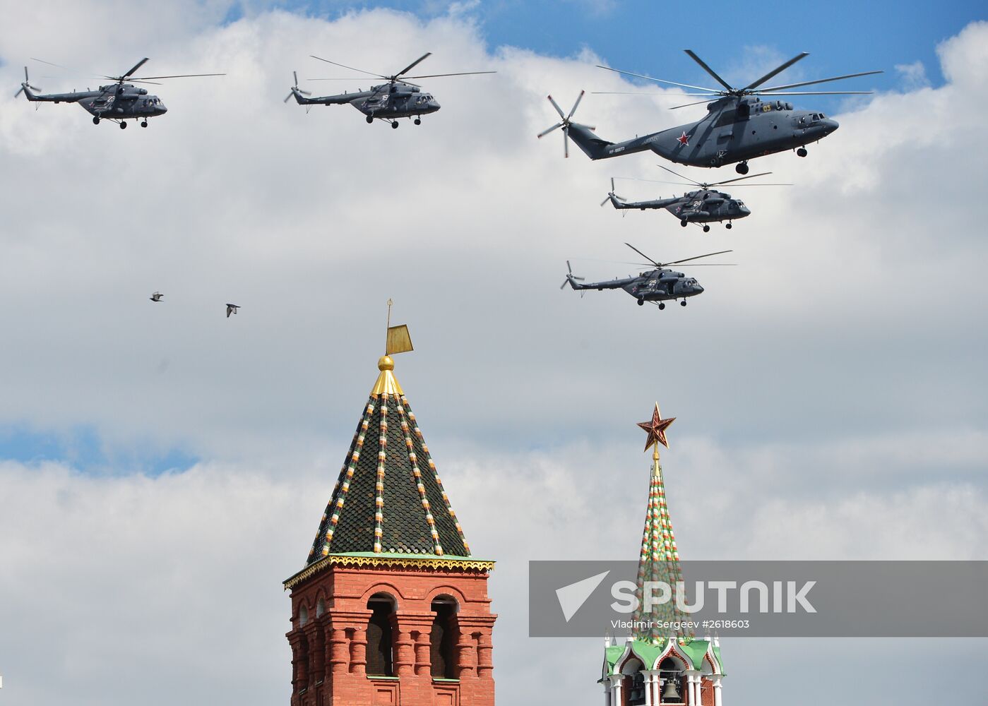 Moscow. Aircraft crews train for parade marking 70th anniversary of victory in the Great Patriotic War
