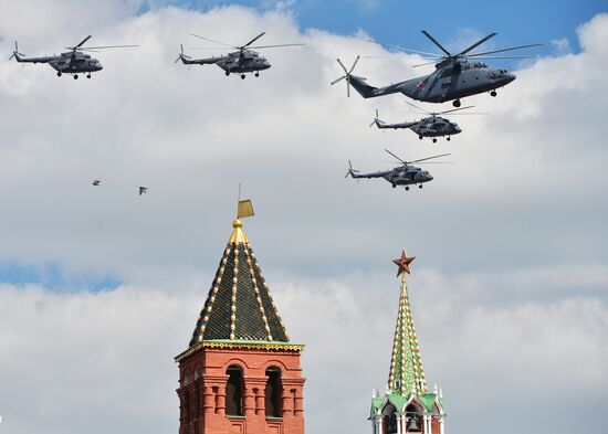 Moscow. Aircraft crews train for parade marking 70th anniversary of victory in the Great Patriotic War
