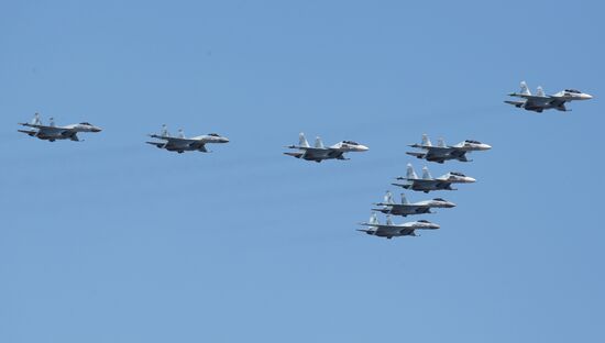 Moscow. Aircraft crews train for parade marking 70th anniversary of victory in the Great Patriotic War