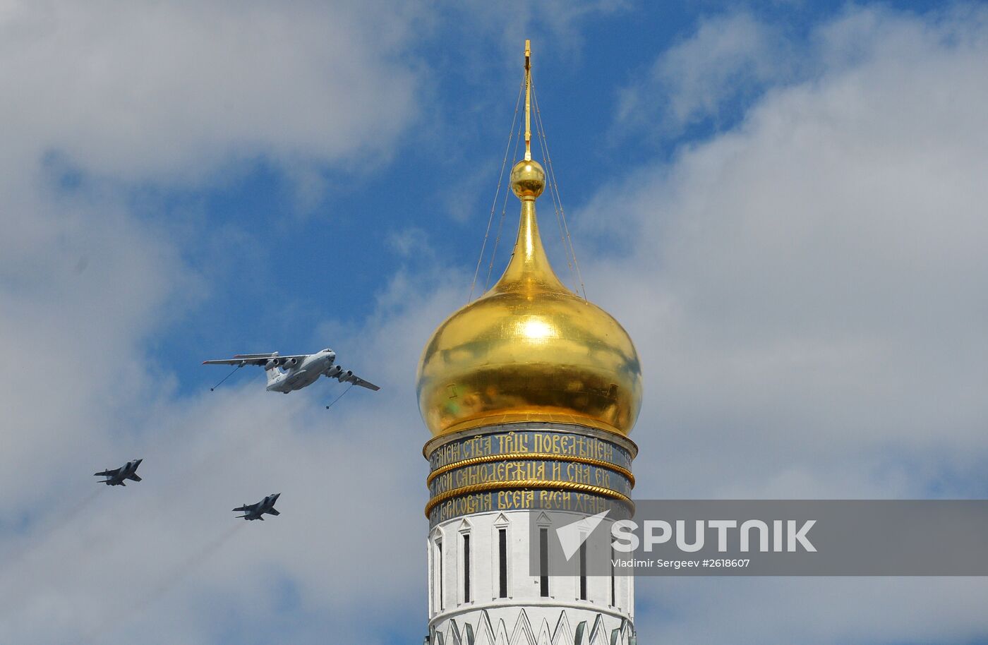 Moscow. Aircraft crews rehearse for parade marking 70th anniversary of victory in the Great Patriotic War