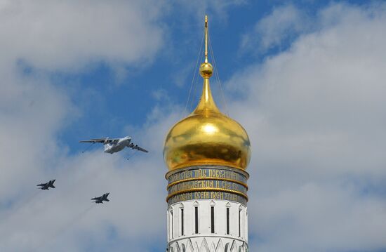 Moscow. Aircraft crews rehearse for parade marking 70th anniversary of victory in the Great Patriotic War