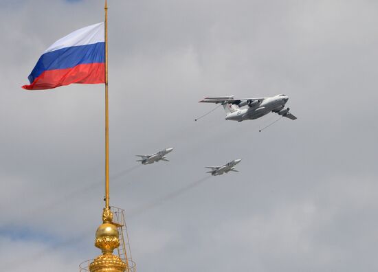 Moscow. Aircraft crews rehearse for parade to mark 70th anniversary of Victory in Great Patriotic War