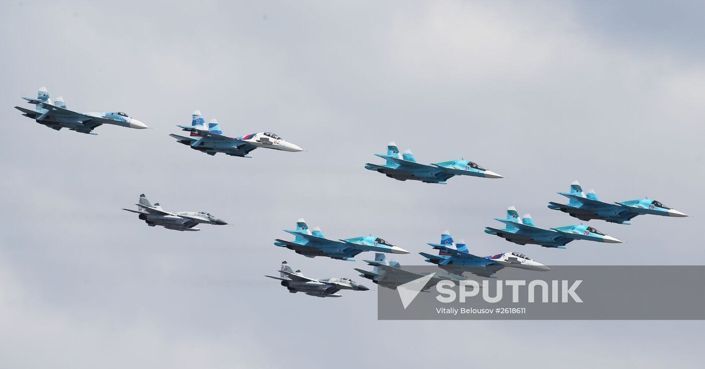 Moscow. Aircraft crews rehearse for parade marking 70th anniversary of victory in the Great Patriotic War