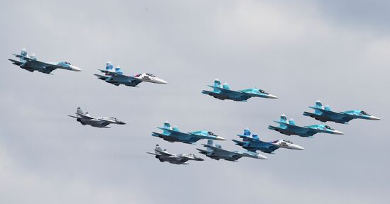 Moscow. Aircraft crews rehearse for parade marking 70th anniversary of victory in the Great Patriotic War