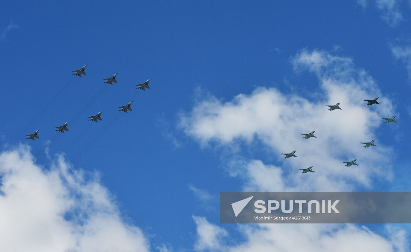 Moscow. Aircraft crews rehearse for parade marking 70th anniversary of victory in the Great Patriotic War