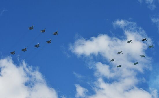 Moscow. Aircraft crews rehearse for parade marking 70th anniversary of victory in the Great Patriotic War