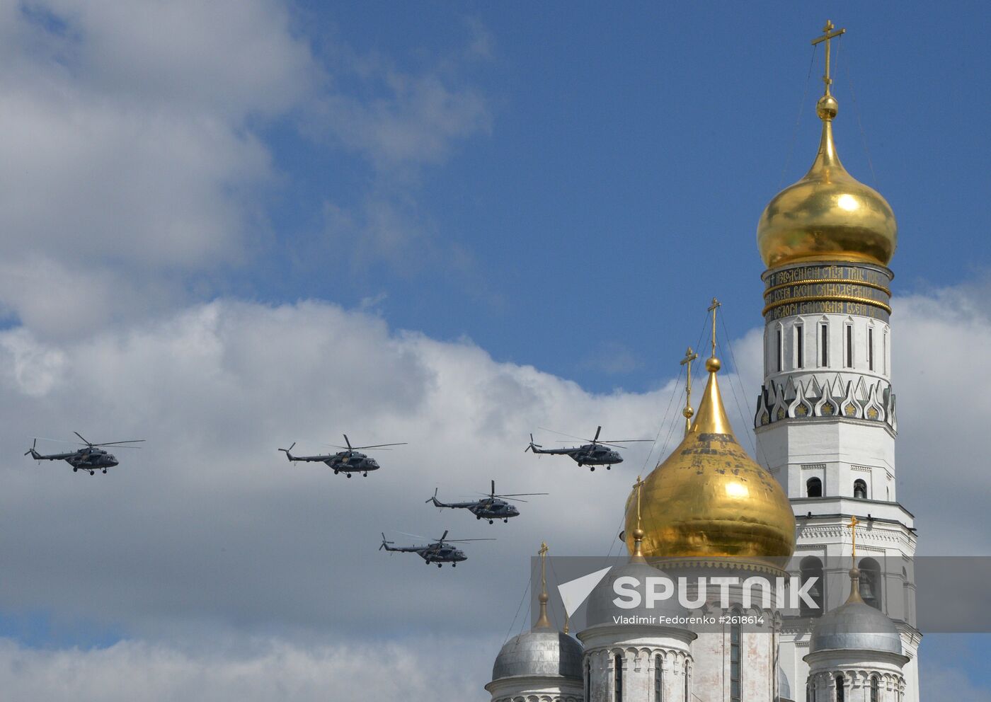 Moscow. Aircraft crews rehearse for parade marking 70th anniversary of victory in the Great Patriotic War