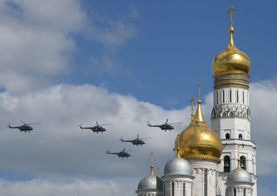 Moscow. Aircraft crews rehearse for parade marking 70th anniversary of victory in the Great Patriotic War