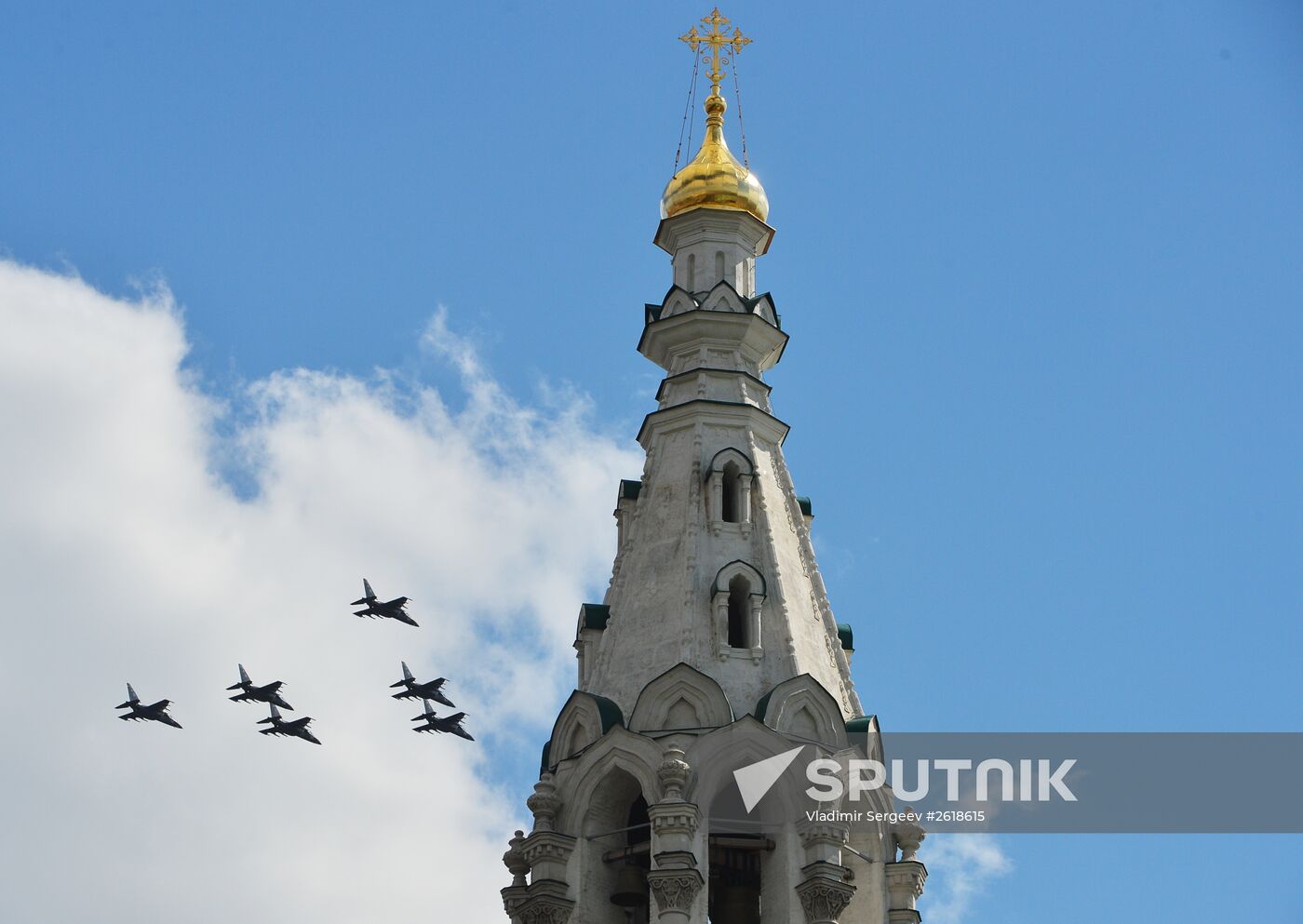 Moscow. Aircraft crews rehearse for parade marking 70th anniversary of victory in the Great Patriotic War