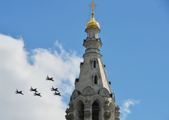 Moscow. Aircraft crews rehearse for parade marking 70th anniversary of victory in the Great Patriotic War
