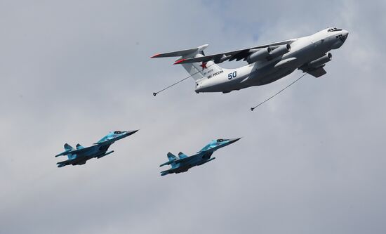 Moscow. Aircraft crews rehearse for parade marking 70th anniversary of victory in the Great Patriotic War