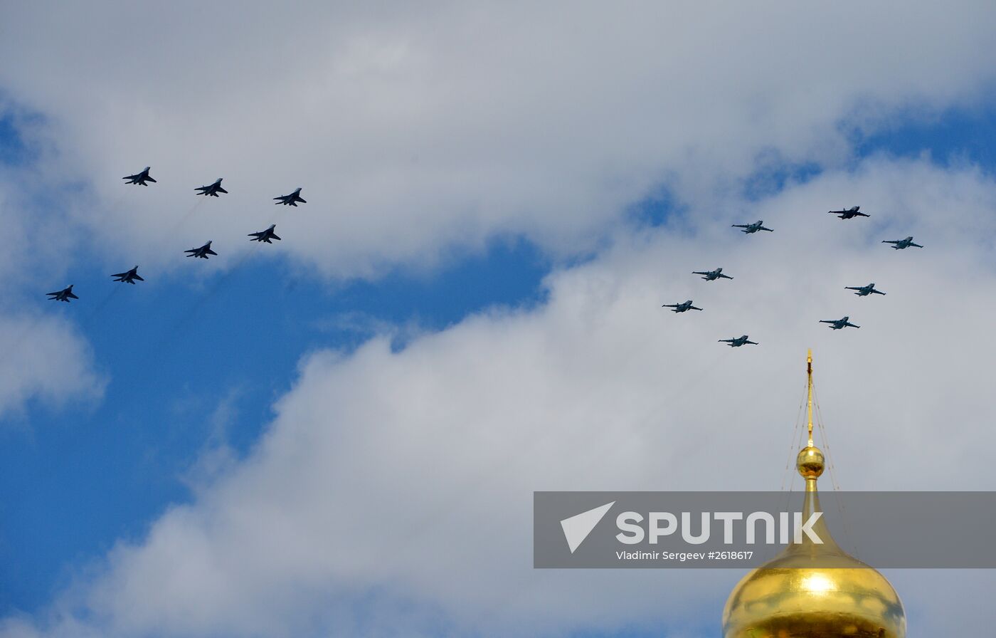 Moscow. Aircraft crews rehearse for parade marking 70th anniversary of victory in the Great Patriotic War