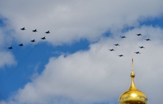 Moscow. Aircraft crews rehearse for parade marking 70th anniversary of victory in the Great Patriotic War