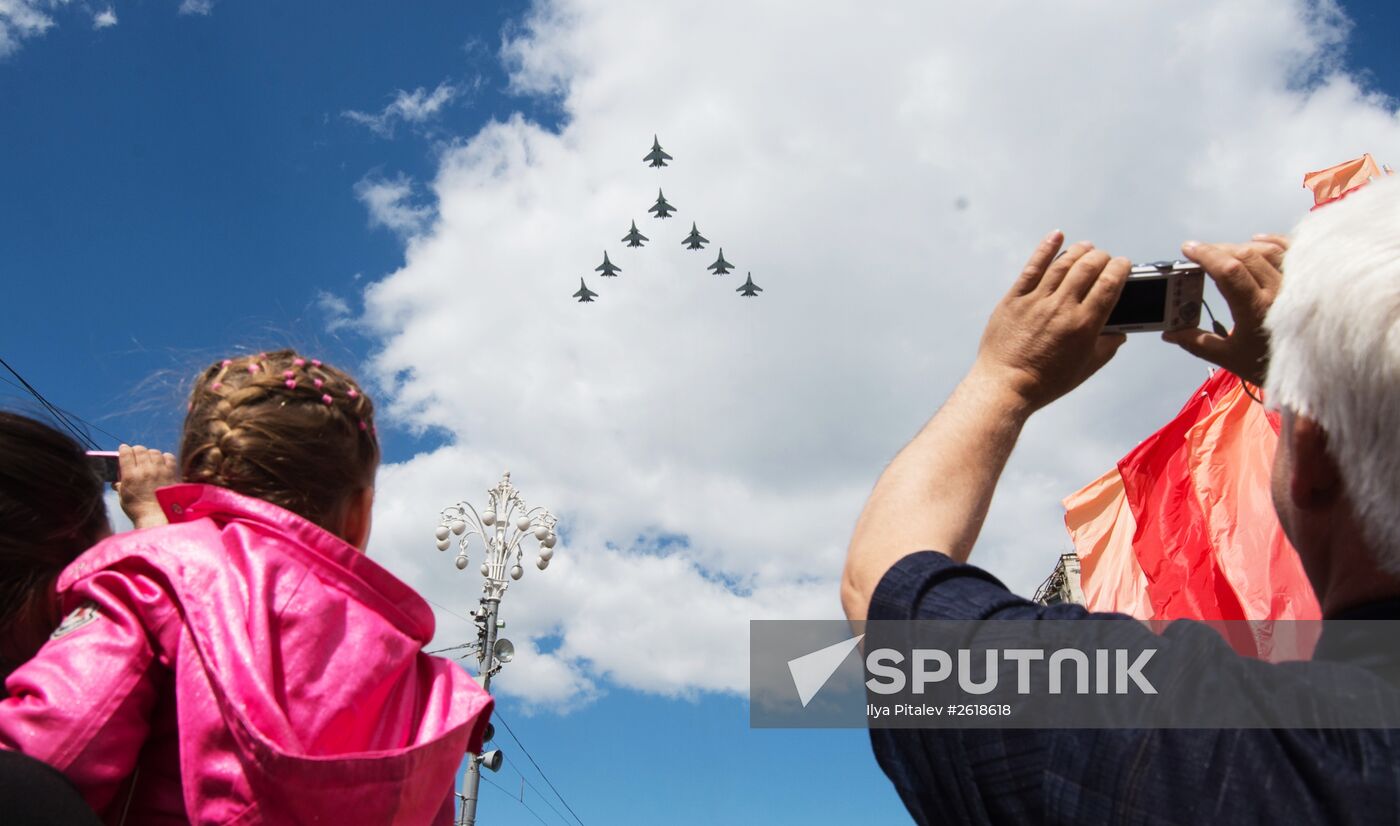 Moscow. Aircraft crews rehearse for parade marking 70th anniversary of victory in the Great Patriotic War