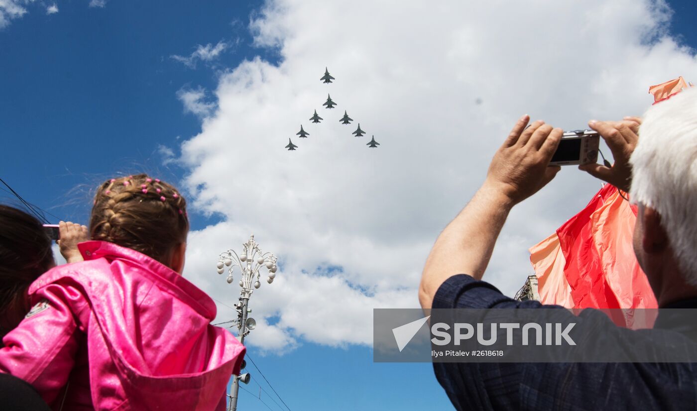 Moscow. Aircraft crews rehearse for parade marking 70th anniversary of victory in the Great Patriotic War