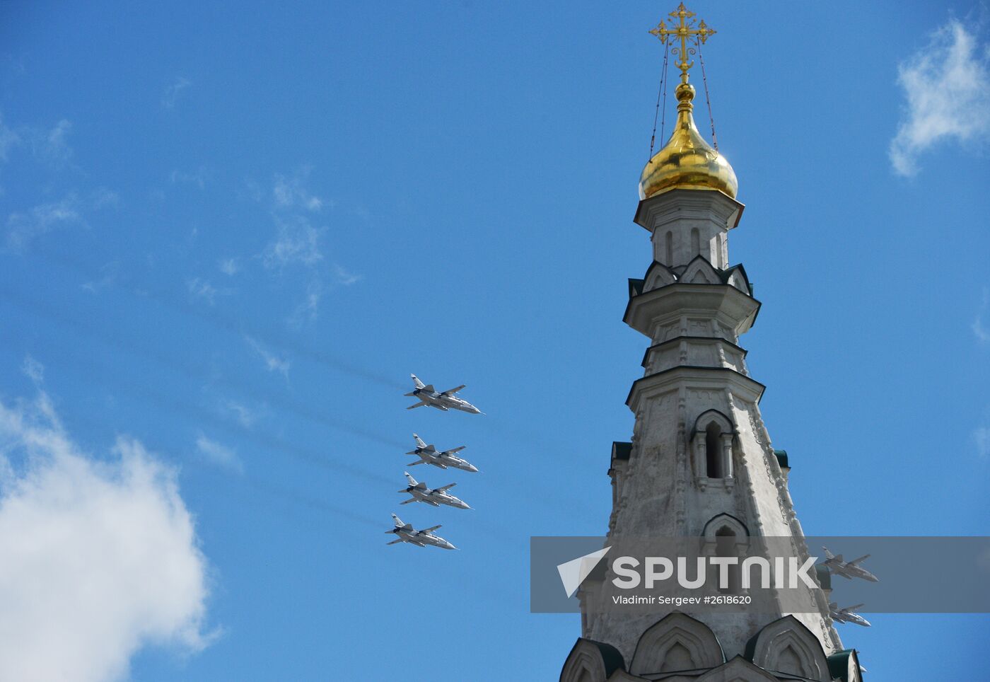Moscow. Aircraft crews rehearse for parade marking 70th anniversary of victory in the Great Patriotic War