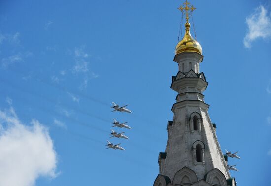 Moscow. Aircraft crews rehearse for parade marking 70th anniversary of victory in the Great Patriotic War