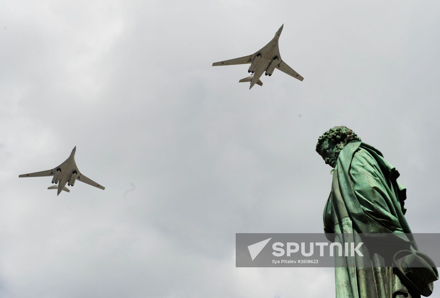 Moscow. Aircraft crews rehearse for parade marking 70th anniversary of victory in the Great Patriotic War