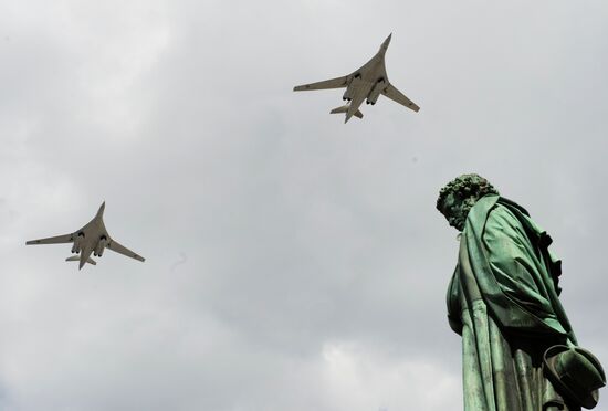 Moscow. Aircraft crews rehearse for parade marking 70th anniversary of victory in the Great Patriotic War