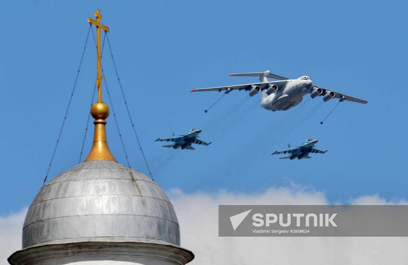 Moscow. Aircraft crews rehearse for parade marking 70th anniversary of victory in the Great Patriotic War