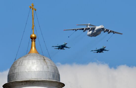 Moscow. Aircraft crews rehearse for parade marking 70th anniversary of victory in the Great Patriotic War