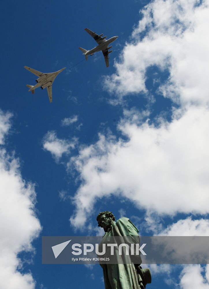 Moscow. Aircraft crews rehearse for parade marking 70th anniversary of victory in the Great Patriotic War