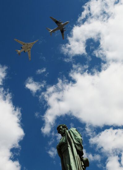 Moscow. Aircraft crews rehearse for parade marking 70th anniversary of victory in the Great Patriotic War