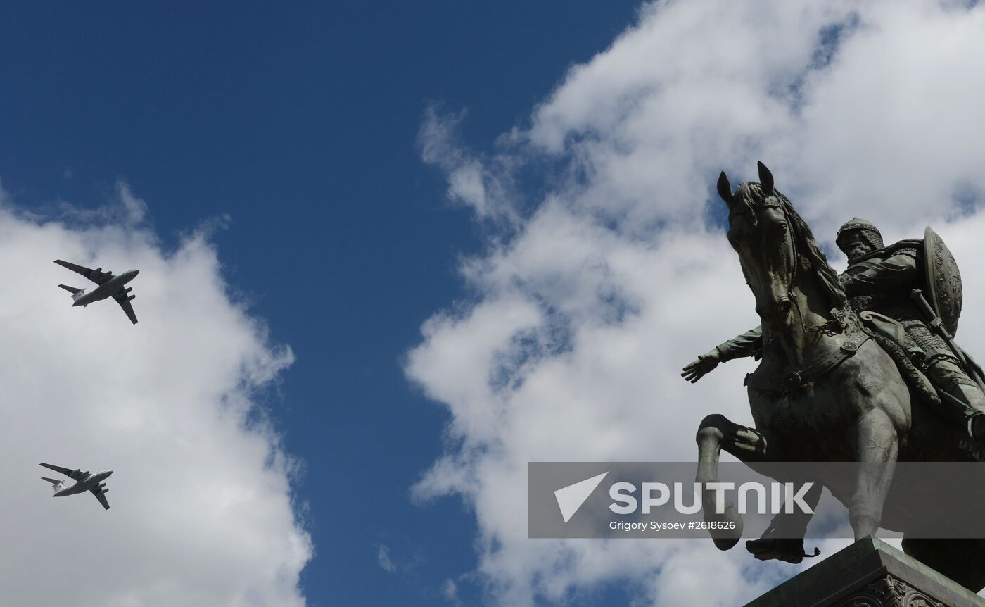 Moscow. Aircraft crews rehearse for parade marking 70th anniversary of victory in the Great Patriotic War