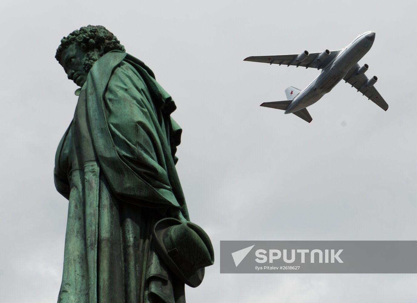 Moscow. Aircraft crews rehearse for parade marking 70th anniversary of victory in the Great Patriotic War