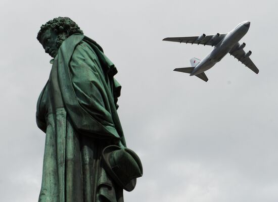 Moscow. Aircraft crews rehearse for parade marking 70th anniversary of victory in the Great Patriotic War