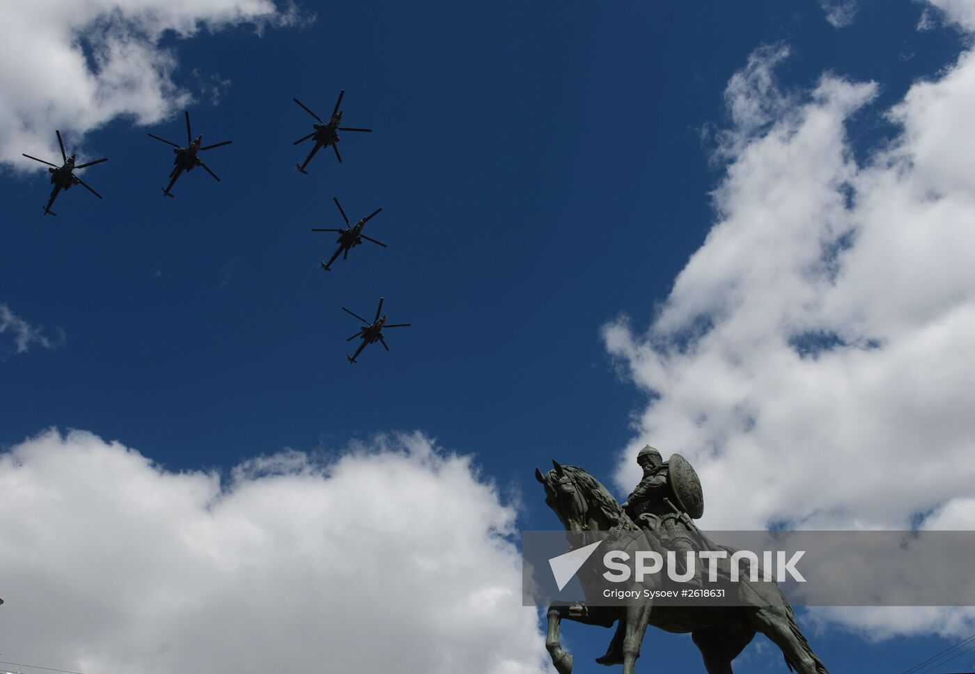 Moscow. Aircraft crews rehearse for parade marking 70th anniversary of victory in the Great Patriotic War