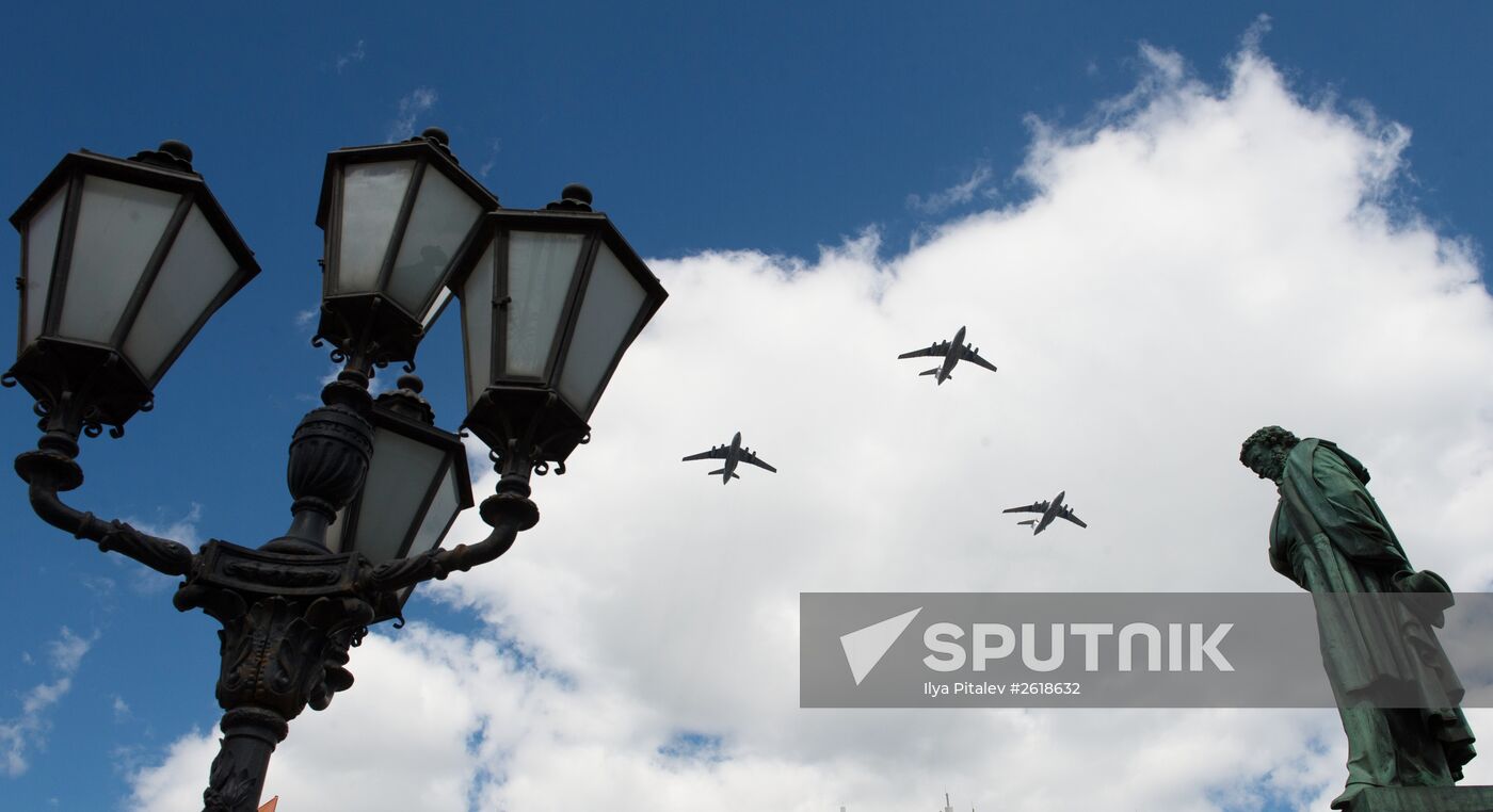 Moscow. Aircraft crews rehearse for parade marking 70th anniversary of victory in the Great Patriotic War