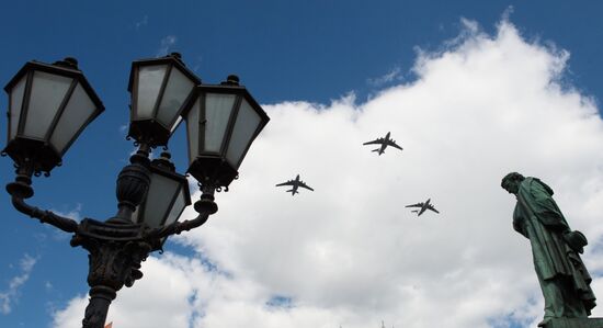 Moscow. Aircraft crews rehearse for parade marking 70th anniversary of victory in the Great Patriotic War