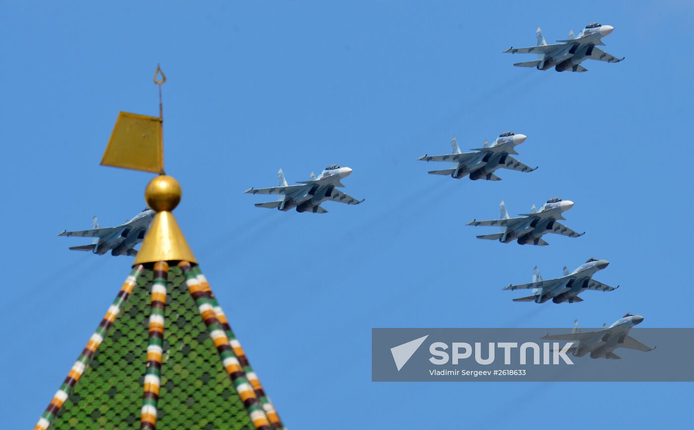 Moscow. Aircraft crews rehearse for parade marking 70th anniversary of victory in the Great Patriotic War