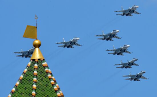 Moscow. Aircraft crews rehearse for parade marking 70th anniversary of victory in the Great Patriotic War