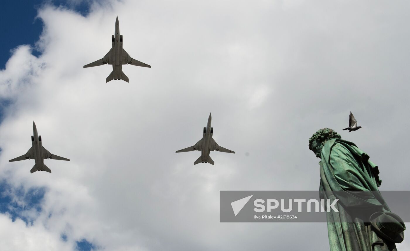 Moscow. Aircraft crews rehearse for parade marking 70th anniversary of victory in the Great Patriotic War