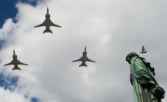 Moscow. Aircraft crews rehearse for parade marking 70th anniversary of victory in the Great Patriotic War