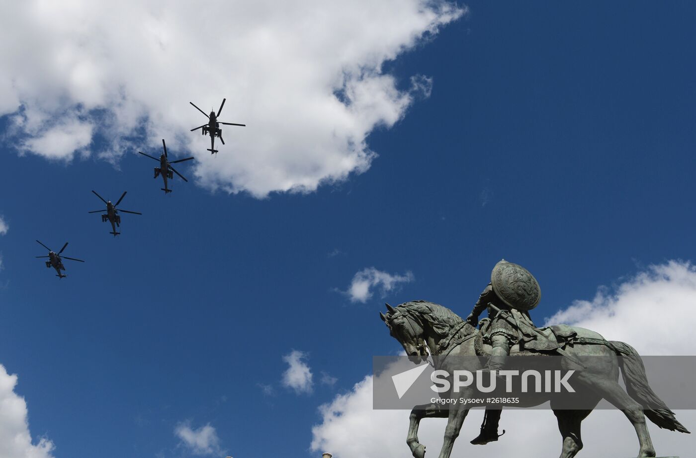 Moscow. Aircraft crews rehearse for parade marking 70th anniversary of victory in the Great Patriotic War