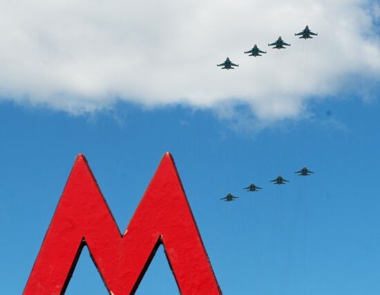 Moscow. Aircraft crews rehearse for parade marking 70th anniversary of victory in the Great Patriotic War